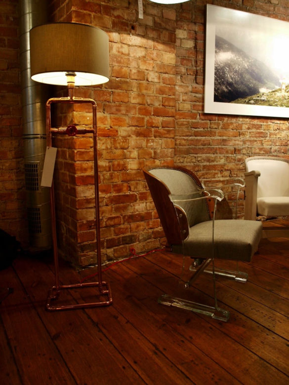 Lampa podłogowa w stylu industrialnym