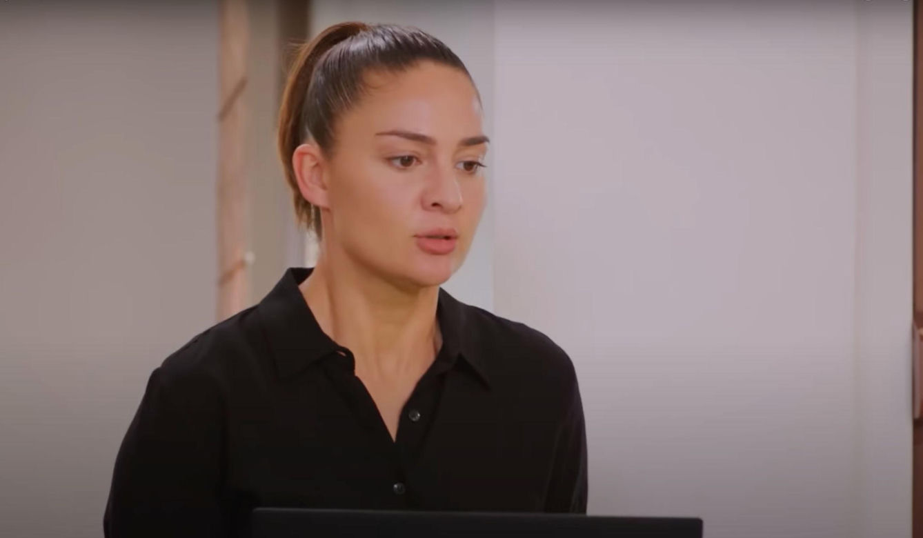 Yildiz wparuje do sypialni Bahar i Kuzeya, by pokazać prawnikowi filmik Alpera.