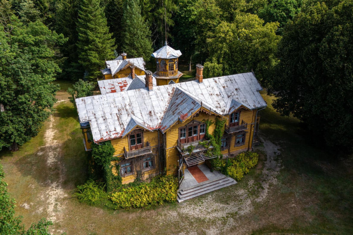 Ten pałac ukrywa się w lesie na Podkarpaciu. To prawdziwa perła architektury 