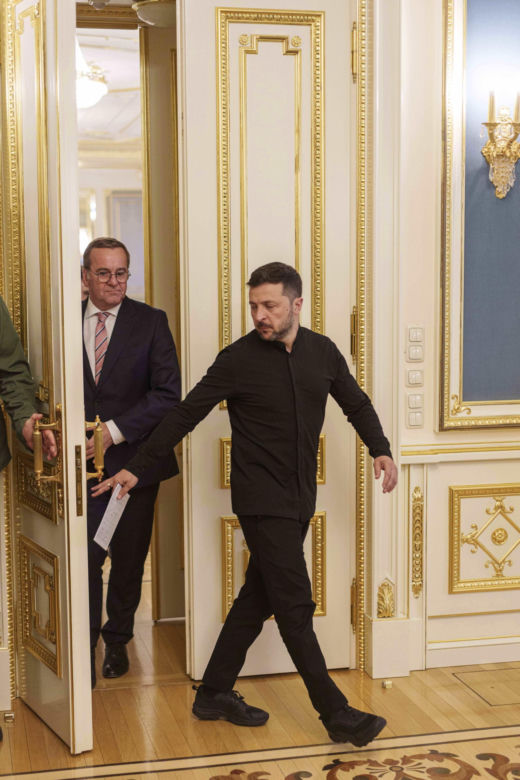 Tak Zełenski prezentuje się na salonach. Wszystkie stroje prezydenta Ukrainy