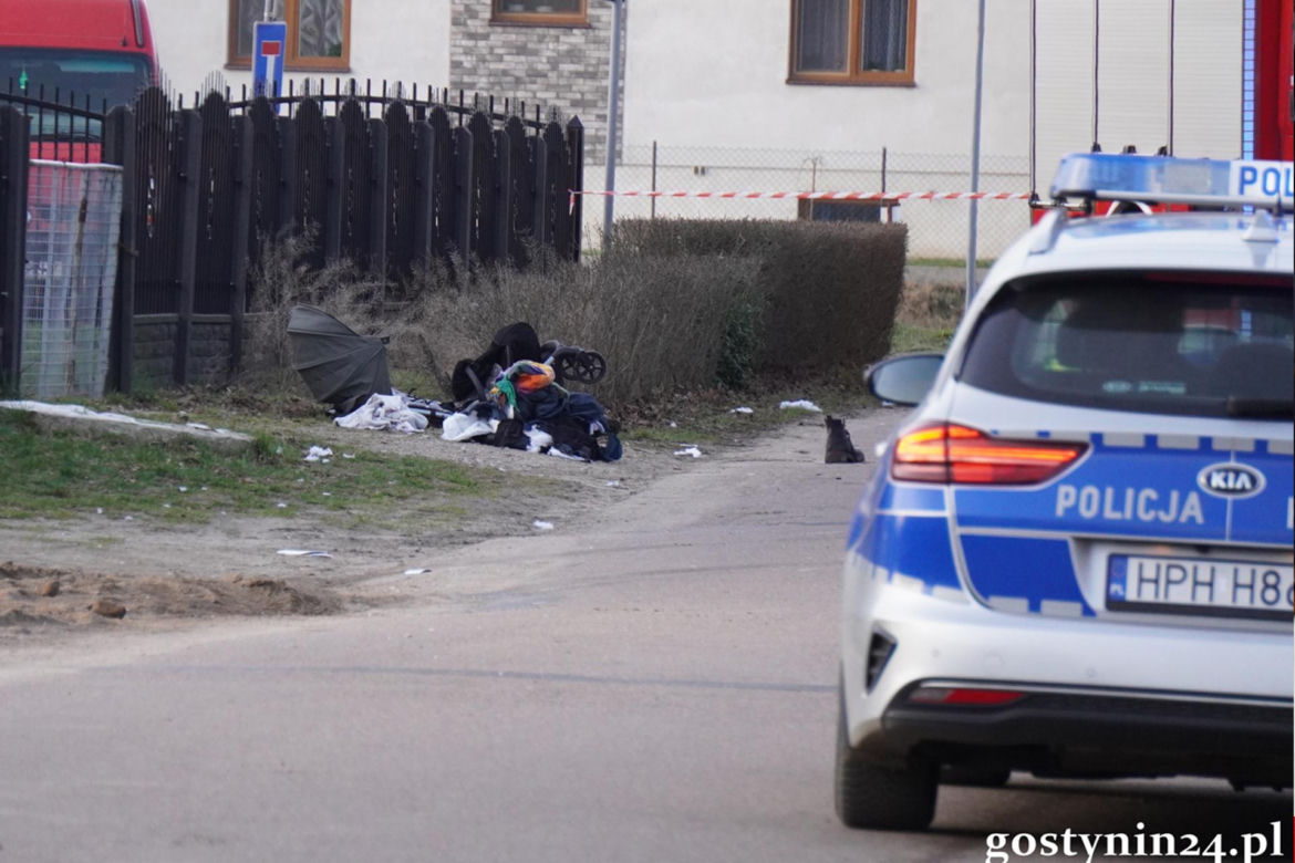 Mercedes wjechał w matkę i niemowlaka. Dramatyczny wypadek w Gostyninie	