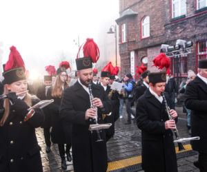 Barbórka 2025. Pobudka górnicza na Nikiszowcu w wykonaniu Orkiestry Wieczorek