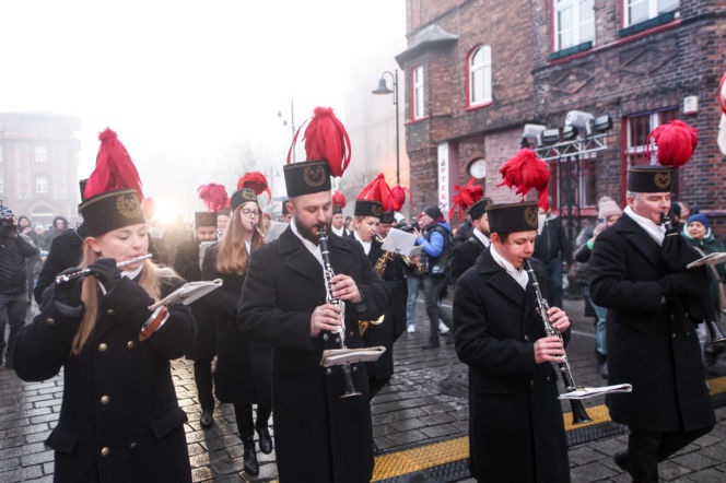 Barbórka 2025. Pobudka górnicza na Nikiszowcu w wykonaniu Orkiestry Wieczorek