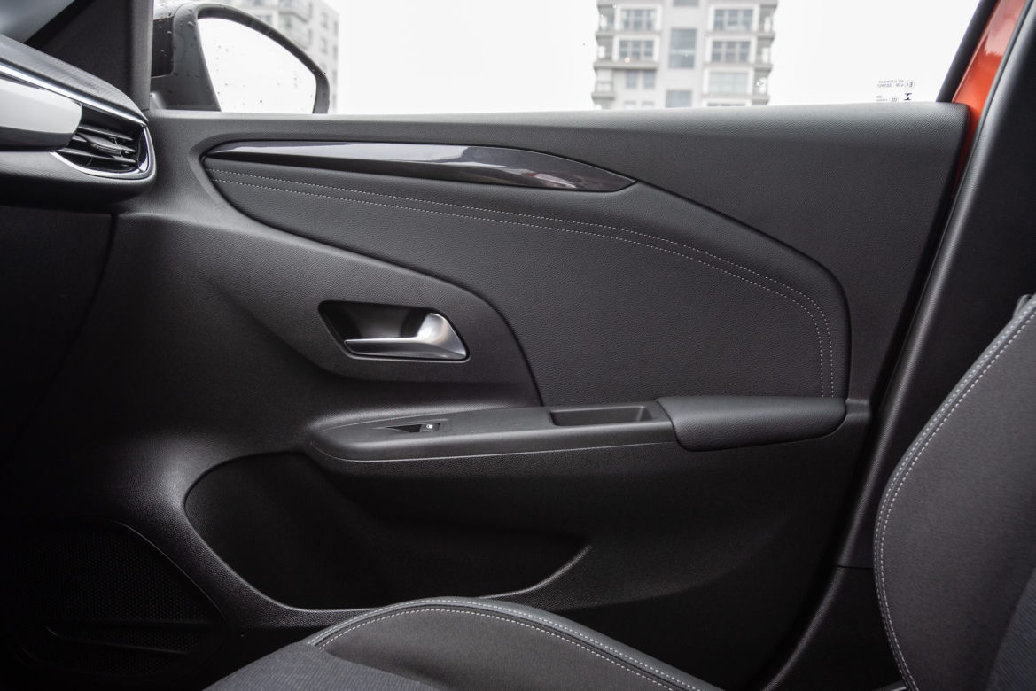 Peugeot 208 Allure vs Opel Corsa Elegance