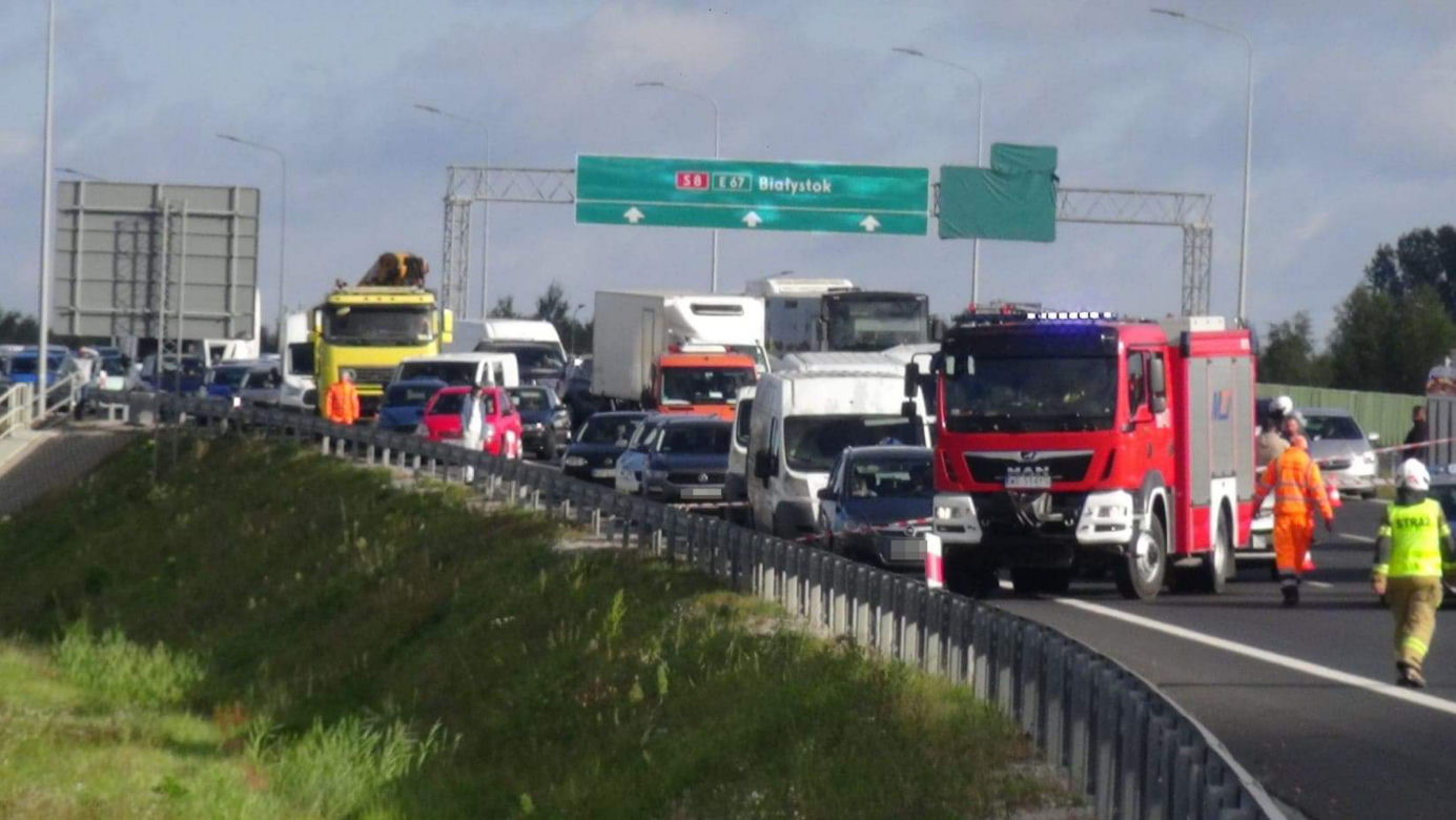 Tragiczny wypadek na S8 pod Wołominem. Motocyklista huknął w bariery, nie żyje