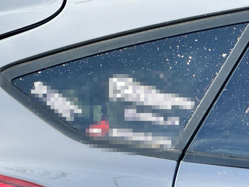 Kierujący sportowym autem roztrzaskał się o eleganckiego jaguara. Sprawca wypadku trafił do szpitala