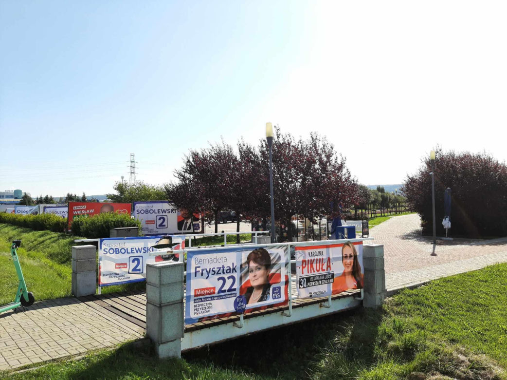 Rzeszowskie osiedla pozaklejane plakatami wyborczymi. Plakat na plakacie 