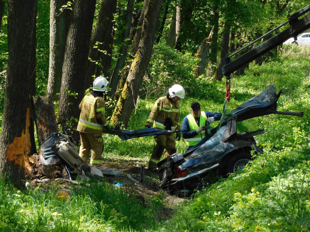 Tragiczny początek majówki na Mazowszu. Nie żyją dwie osoby. Jaguar uderzył w drzewo 