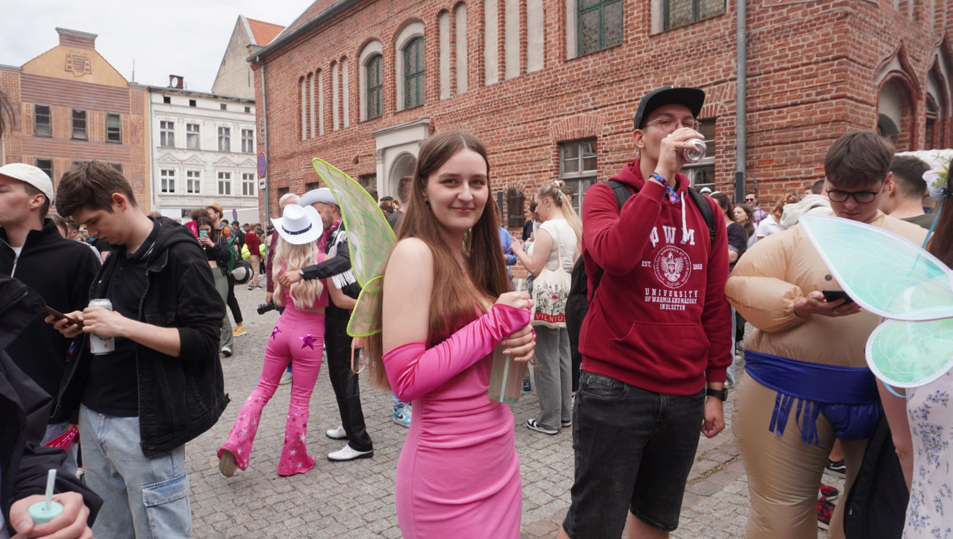 Kortowiada 2024. Parada Wydziałów przeszła ulicami miasta. Studenci tłumnie wzięli udział w imprezie
