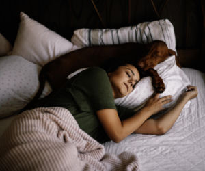 Jak schudnąć podczas snu? Większość ludzi ignoruje ten szczegół, a właśnie on decyduje o spalaniu kalorii bez wysiłku