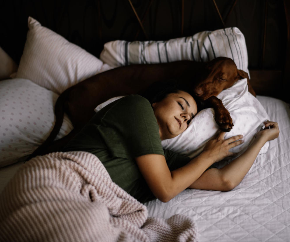 Jak schudnąć podczas snu? Większość ludzi ignoruje ten szczegół, a właśnie on decyduje o spalaniu kalorii bez wysiłku