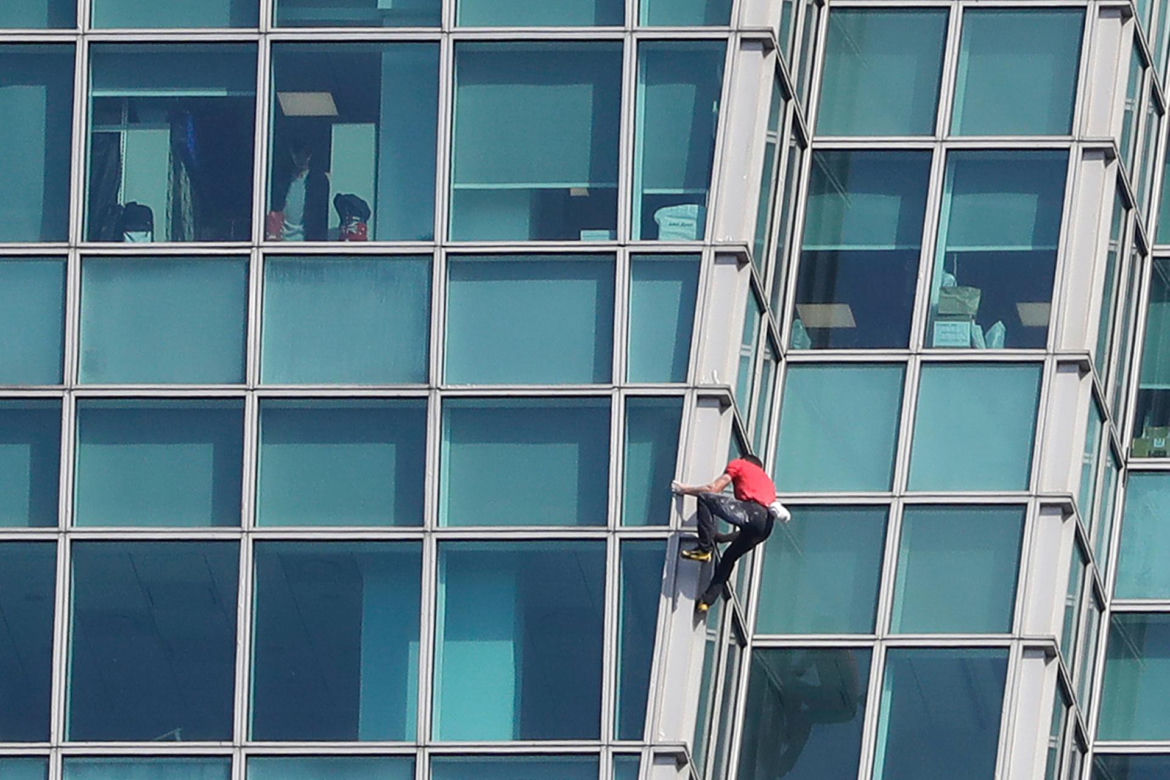 Alex Honnold wspiął się na wieżowiec Taipei 101