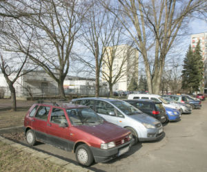 Słoikami rzucali w samochody