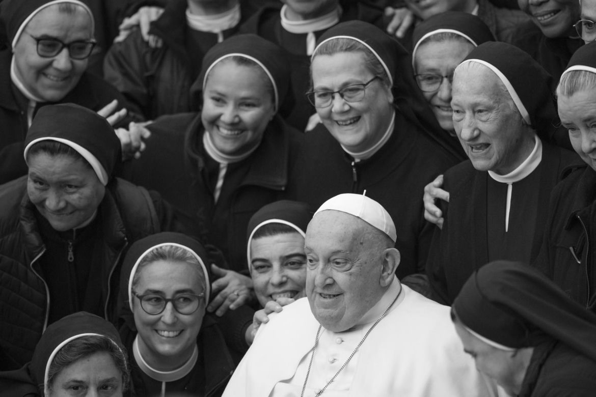 Papież Franciszek nie żyje.