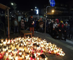 Morze zniczy przed warzywniakiem pana Stasia w Ząbkach