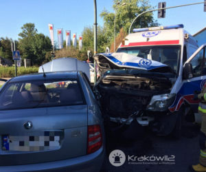 Wypadek karetki na alei Pokoju w Krakowie