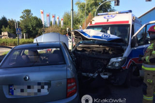 Kraków: Wypadek karetki na al. Pokoju. Zespół jechał na sygnale [ZDJĘCIA]