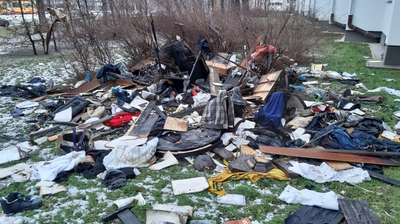 Pożar mieszkania na Jagiellońskiej. Ogień buchał oknami