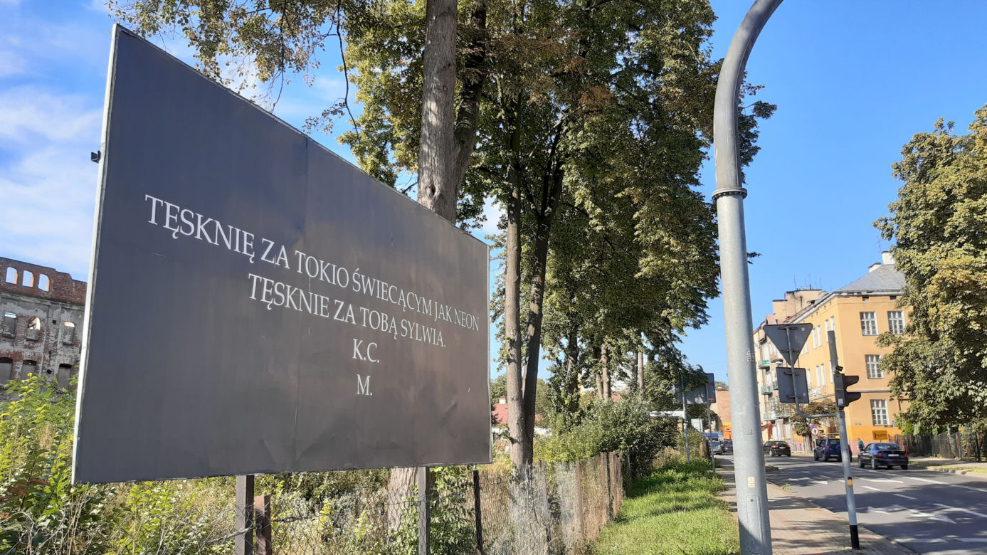 Bilbord z wyznaniem tęsknoty