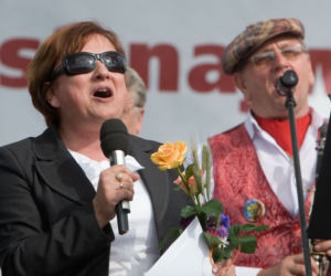 Beata Kempa śpiewa na wiecu PiS w Łomży 