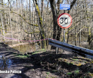 Ford Mondeo wpadł do rzeki Drawa, cztery młode osoby nie żyją
