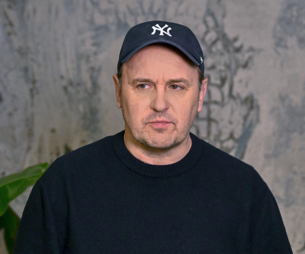Aktor Adam Woronowicz w ciemnej bluzie i czapce z daszkiem. O cudzie w jego rodzinie przeczytasz w serwisie Eska.