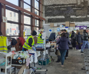 Lublin: Coraz mniej wolontariuszy, którzy pomagają uchodźcom na dworcu. Potrzebne wsparcie [GALERIA]