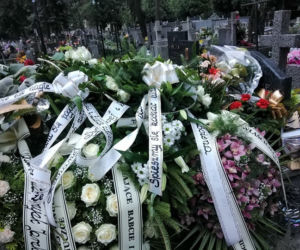 Tragedia w Salisbury. Zamordowane kobiety pochowane w Tarnowie. Grobu nie widać spod kwiatów