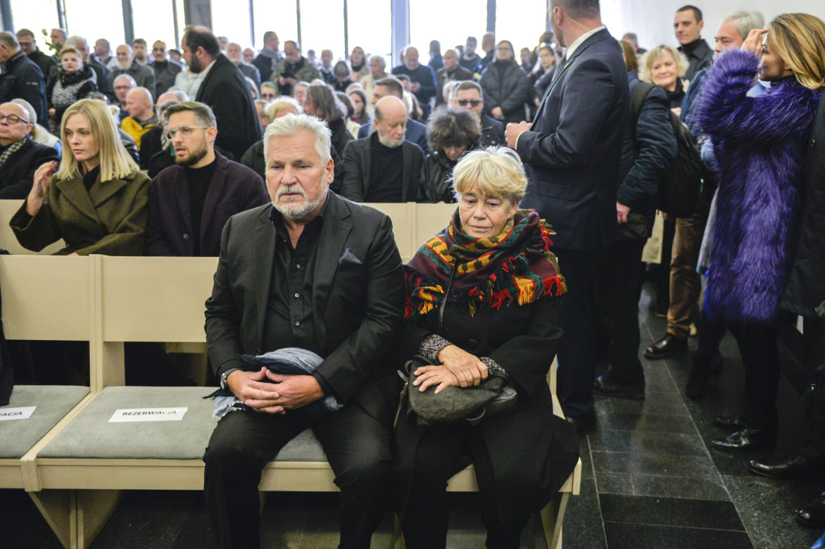 Pogrzeb Jerzego Urbana. Pożegnali go Kwaśniewski i Michnik. Kto jeszcze? 