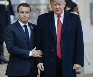 Święto pokoju w Paryżu. Trump w żelaznym uścisku Macrona.