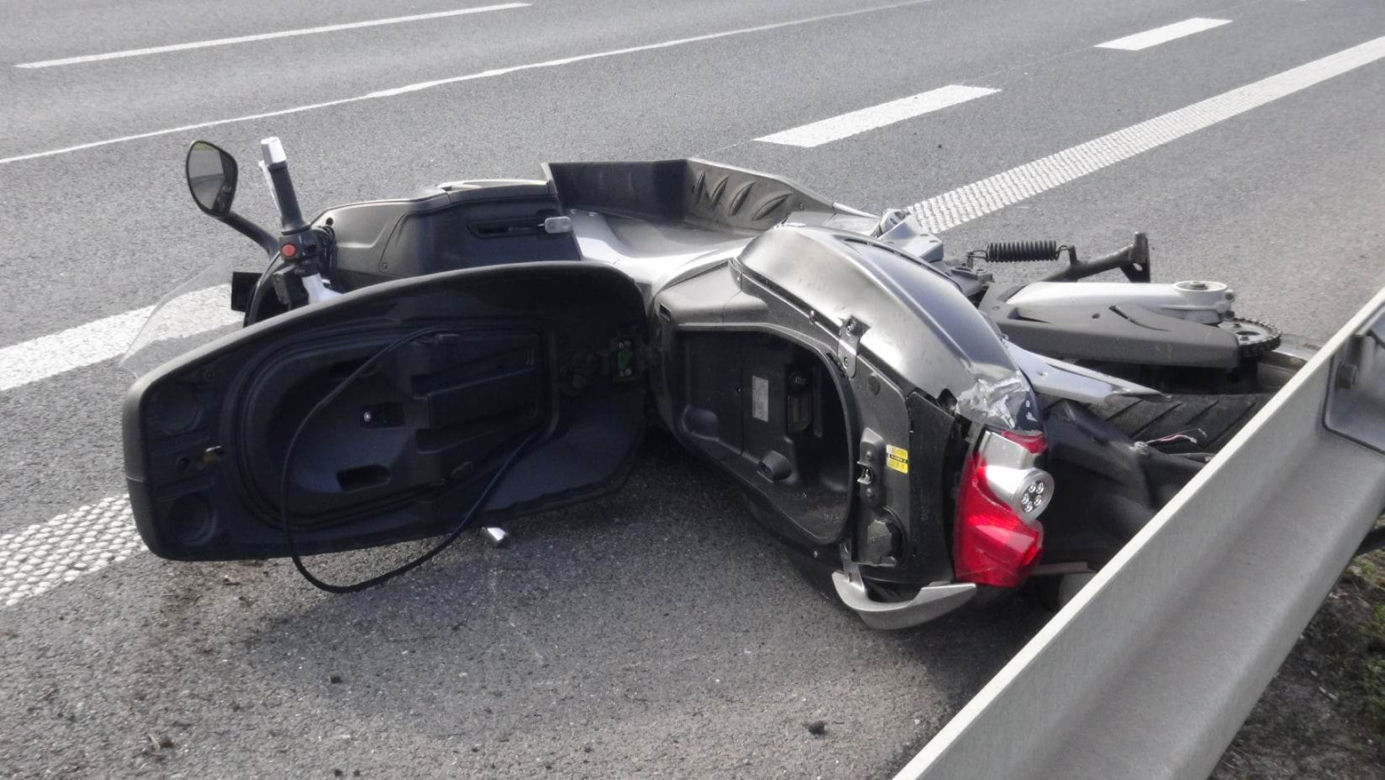 Tragiczny wypadek na S7. Skuterzysta roztrzaskał się o barierki
