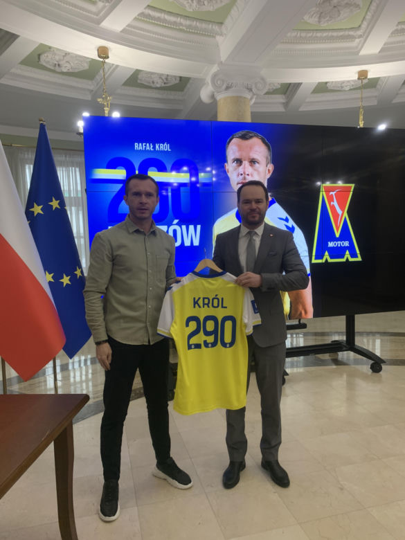 Wojewoda lubelski wręczył medal Rafałowi Królowi. Legendę Motoru Lublin dalej zobaczymy na boiskach regionu 
