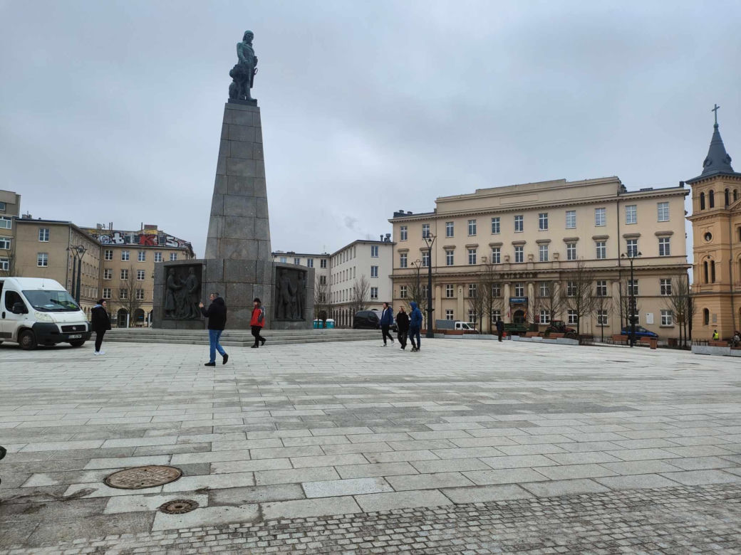 Plac wolności kilka dni przed otwarciem! Już odwiedzają go pierwsi łodzianie [ZDJĘCIA]