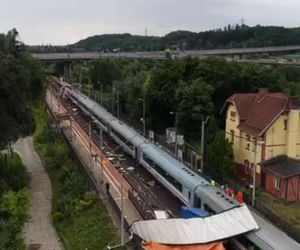 Pociąg pełen pasażerów zderzył się z ciężarówką. Kierowca w szpitalu