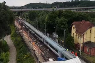 Pociąg pełen pasażerów zderzył się z ciężarówką. Kierowca w szpitalu