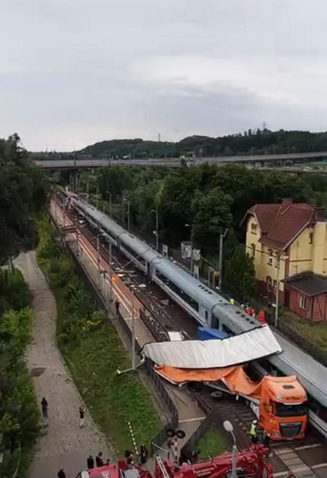 Pociąg pełen pasażerów zderzył się z ciężarówką. Kierowca w szpitalu