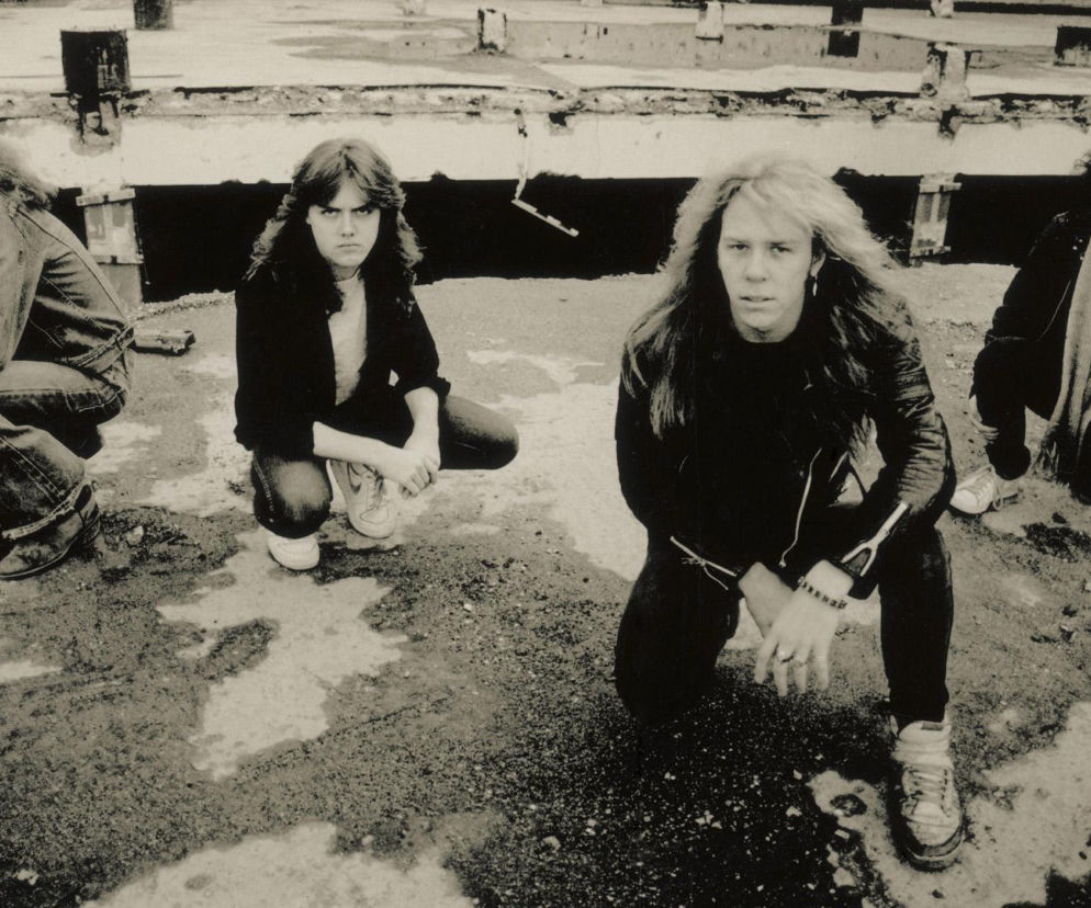 Członkowie zespołu Metallica na gruzowisku. O historii basisty Cliffa Burtona przeczytasz na EskaRock.
