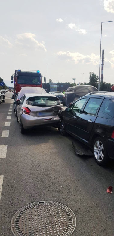Potężna kraksa w Nowym Sączu. Zderzyły się cztery samochody i rower