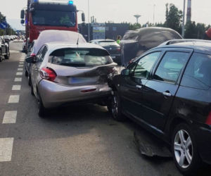 Potężna kraksa w Nowym Sączu. Zderzyły się cztery samochody i rower