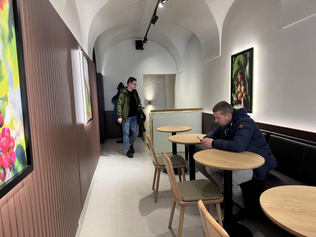 Pierwszy Starbucks w Lublinie otwarty! Jak lokal wygląda w środku? 