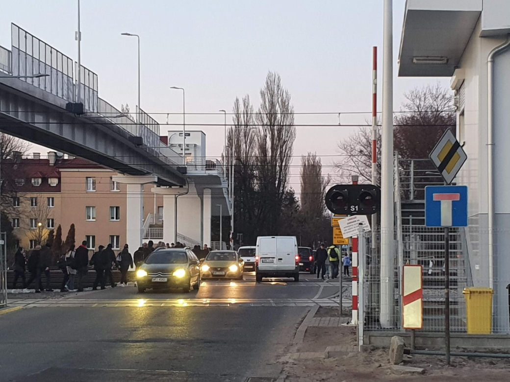  Takiego absurdu w Warszawie już dawno nie było. Mieszkańcy Pragi załamani po budowie kładki nad torami