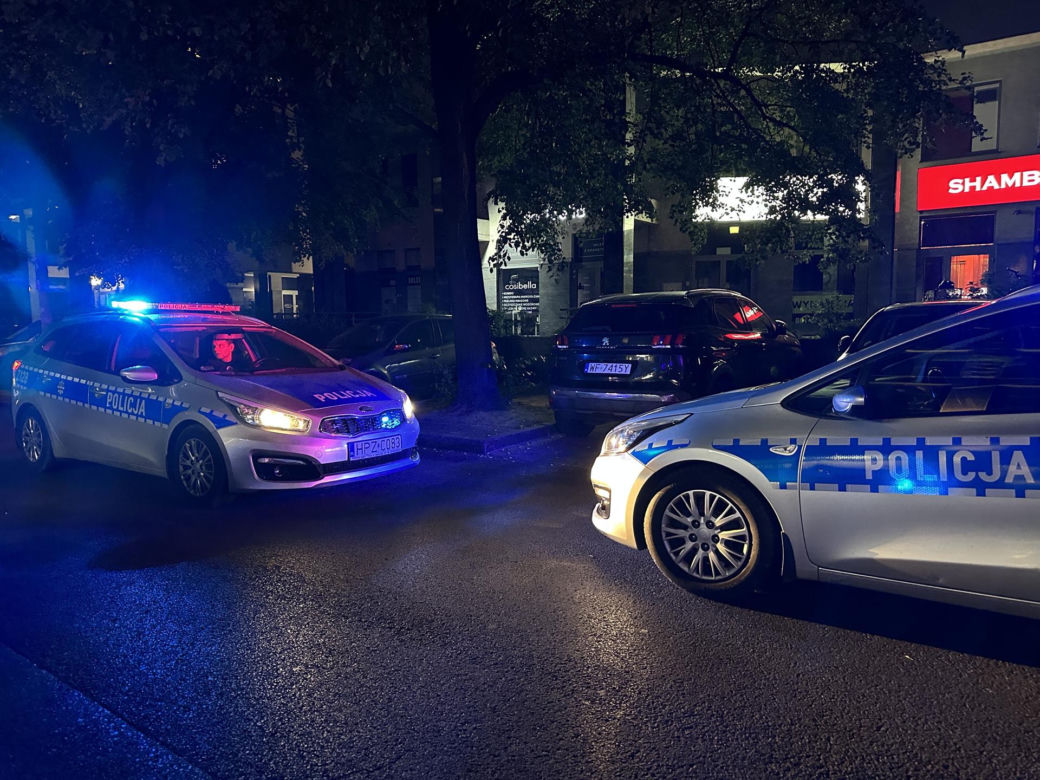 Atak nożownika na Woli. Ranny przebiegł kilkaset metrów i padł na ziemię. Zatrzymali jedną osobę, trwa akcja policji