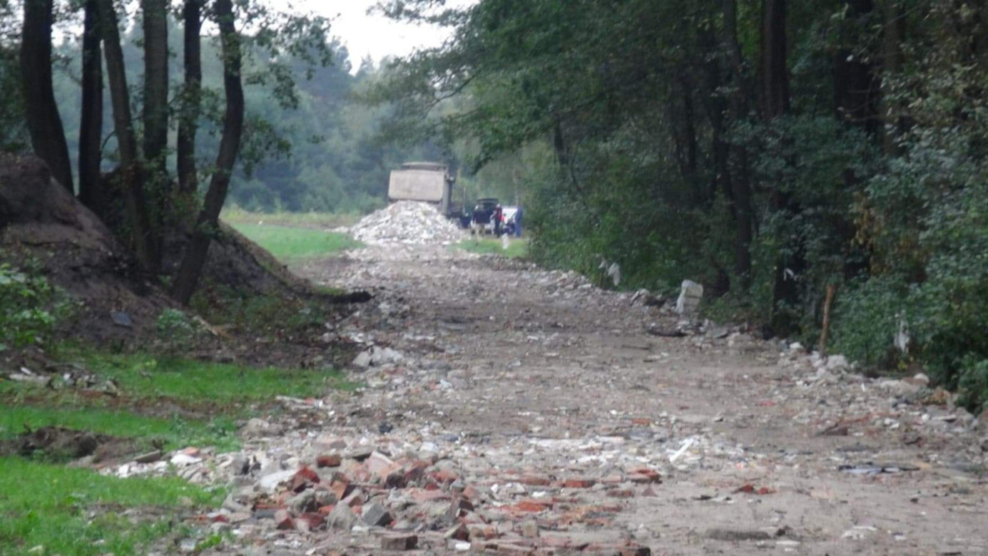 Tragedia w Mostówce. Zwęglone zwłoki mężczyzny przy wywrotce. Zerwała linię energetyczną