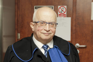 Pan Janusz stracił rodzinny nagrobek. Ksiądz nie chce pokryć strat. Co mówi prawo w tej sytuacji?
