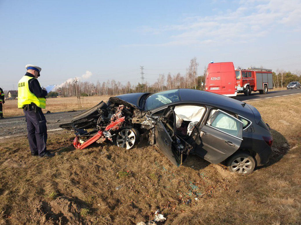 Drogowa masakra pod Garwolinem. Z audi zostały strzępy. Lądował śmigłowiec, są ranni