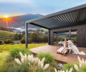 Outdoor living na wiosnę. Z pergolą Aluprof stworzysz dodatkowy salon w ogrodzie 