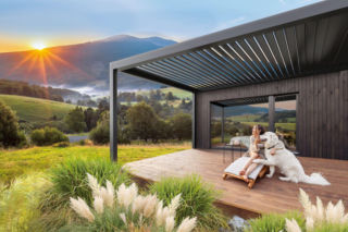 Outdoor living na wiosnę. Z pergolą Aluprof stworzysz dodatkowy salon w ogrodzie 