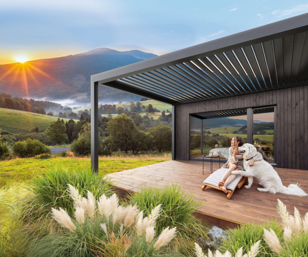 Outdoor living na wiosnę. Z pergolą Aluprof stworzysz dodatkowy salon w ogrodzie 