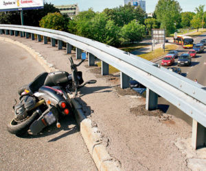 Spadł  ze  skutera  i  estakady