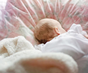 Malutka dziewczynka z połamanymi żebrami i urazem czaszki. Zarzuty dla matki i jej partnera